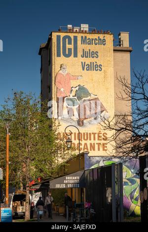 Francia, Parigi, St Ouen, Marche aux Puces, Marche Jules Vallés cartello dipinto all'esterno dell'edificio Foto Stock