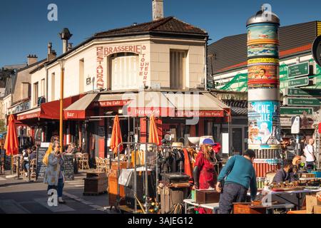 Francia, Parigi, St Ouen, Marche aux Puces, Rue Paul Bert, au ROI du Café, brasserie all'angolo della strada Foto Stock