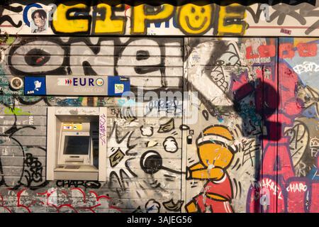 Francia, Parigi, St Ouen, Marche aux Puces, Rue Paul Bert, bancomat coperto da graffiti Foto Stock