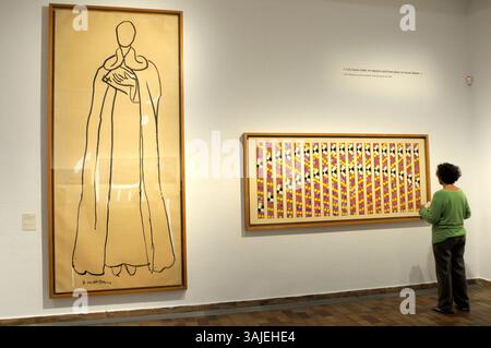 Mostra di pittura di Henri Matisse e Joan Miró; visitatori della mostra d'arte; Barcellona; Fondazione Miro; pittura; visitatori; donna che guarda un dipinto; a. Foto Stock