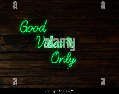 Solo vibrazioni buone: Neon Glow of positivity Foto Stock