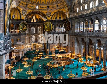 Interno di Hagia Sophia (turco: Ayasofya), moschea, museo ed ex chiesa, uno dei principali siti culturali e storici di Istanbul, Turchia Foto Stock