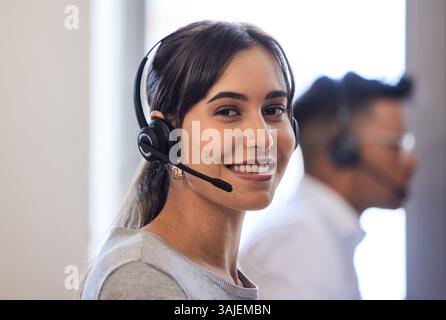 Ritratti di call center, agenti e donne in ufficio, servizio clienti e supporto per i dipendenti. Telemarketing, conversazione aziendale e online o. Foto Stock