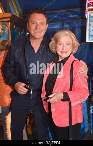 Stefan Mross und Margot Hellwig bei der Premiere des Circus Krone Tourneeprogramms Farbenspiel - Gold Edition im Circus Krone Zelt auf der Theresienwiese. München, 10.04.2025 *** Stefan Mross e Margot Hellwig alla prima del programma del tour Circus Krone Farbenspiel Gold Edition nella tenda Circus Krone sulla Theresienwiese Monaco di Baviera, 10 04 2025 foto:XB.xInsingerx/xFuturexImagex krone 5460 Foto Stock