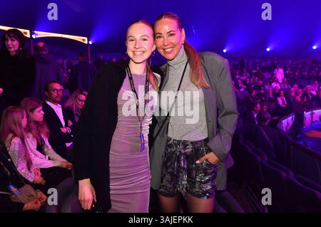 Sylvia Walker mit Tochter Mara Walker bei der Premiere des Circus Krone Tourneeprogramms Farbenspiel - Gold Edition im Circus Krone Zelt auf der Theresienwiese. München, 10.04.2025 *** Sylvia Walker con la figlia Mara Walker alla prima del programma del tour Circus Krone Farbenspiel Gold Edition nella tenda Circus Krone sulla Theresienwiese Monaco di Baviera, 10 04 2025 foto:XB.xInsingerx/xFuturexImagex krone 5486 Foto Stock