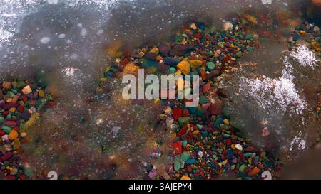 Rocce multicolore Lago McDonald nel Parco Nazionale del Ghiacciaio, wyoming. Foto Stock