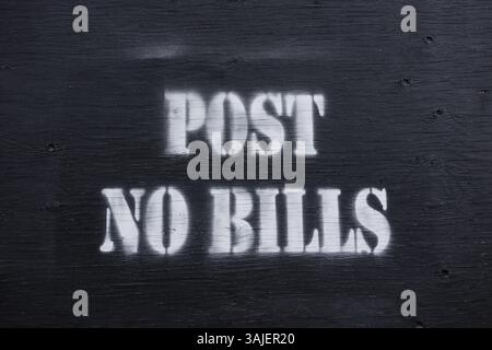 Messaggio verniciato a spruzzo di Post No Bills on Wood in cantiere Foto Stock
