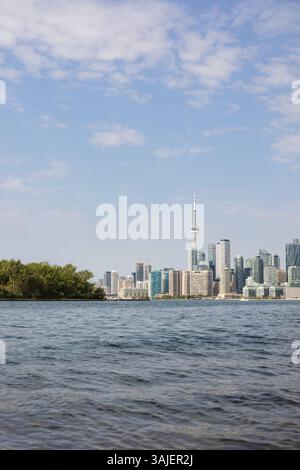 Vista sulla città del centro di Toronto e della torre CN dal lungomare Foto Stock