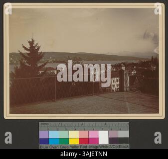 La fotografia cattura una vista panoramica da un pinnacolo, che si affaccia sulla città di Zurigo e la sua riva del lago. Il colpo fu girato intorno alle aree di Schulhausstrasse, Bürglistrasse, Bluntschlisteig e Grütlistrasse. Foto Stock