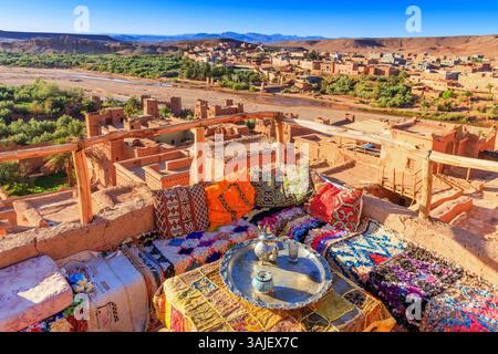 Ait-Ben-Haddou, Ksar o villaggio fortificato nella provincia di Ouarzazate, Marocco. Terrazza per i turisti. Foto Stock