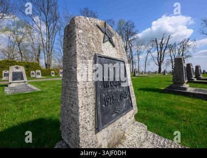 Seelow, Germania. 09 aprile 2025. Le lapidi dei soldati sovietici morti durante la seconda guerra mondiale si trovano sul terreno del Seelow Heights Memorial. Poco prima della fine della seconda guerra mondiale, decine di migliaia di soldati e civili morirono nella battaglia delle alture di Seelow a est di Berlino nella più grande battaglia della seconda guerra mondiale sul suolo tedesco. L'Armata Rossa incontrò una feroce resistenza da parte della Wehrmacht tedesca mentre avanzava verso Berlino. Crediti: Patrick Pleul/dpa/Alamy Live News Foto Stock