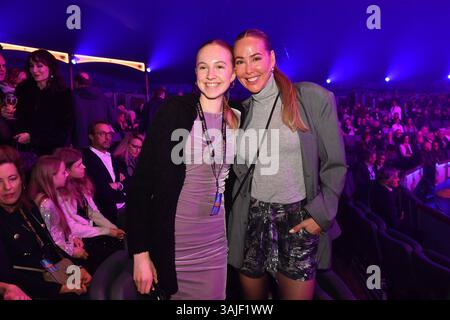 Sylvia Walker mit Tochter Mara / Premiere / Circus Krone / Farbenspiel Gold Edition / Theresienwiese / München / 10. Aprile 2025 *** Sylvia Walker con la figlia Mara Premiere Circus Krone Farbenspiel Gold Edition Theresienwiese Monaco 10 aprile 2025 Foto Stock