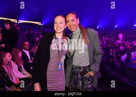 Sylvia Walker mit Tochter Mara / Premiere / Circus Krone / Farbenspiel Gold Edition / Theresienwiese / München / 10. Aprile 2025 *** Sylvia Walker con la figlia Mara Premiere Circus Krone Farbenspiel Gold Edition Theresienwiese Monaco 10 aprile 2025 Foto Stock