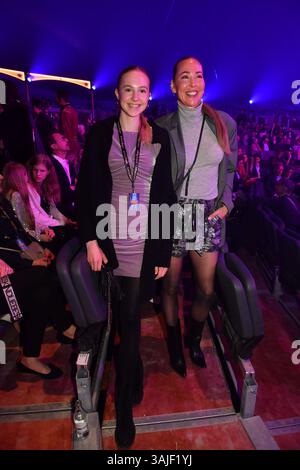 Sylvia Walker mit Tochter Mara / Premiere / Circus Krone / Farbenspiel Gold Edition / Theresienwiese / München / 10. Aprile 2025 *** Sylvia Walker con la figlia Mara Premiere Circus Krone Farbenspiel Gold Edition Theresienwiese Monaco 10 aprile 2025 Foto Stock