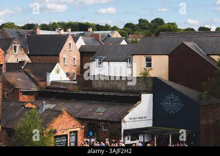 Durham, Regno Unito - 22 giugno 2024: Vivace vista sul tetto dello storico Half Moon Inn e degli edifici circostanti in un pomeriggio di sole a Durham. Foto Stock