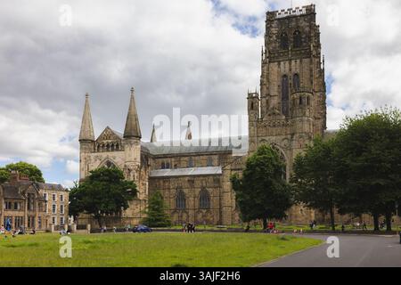 Durham, Regno Unito - 22 giugno 2024: Cattedrale e abbazia di Durham, uno splendido esempio di architettura normanna e un sito patrimonio dell'umanità dell'UNESCO. Foto Stock