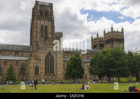 Durham, Regno Unito - 22 giugno 2024: Cattedrale di Durham, uno splendido esempio di architettura normanna e patrimonio dell'umanità dell'UNESCO, con un vivace prato pieno di wi-fi Foto Stock