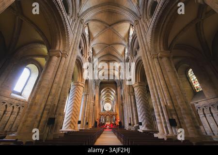Durham, Regno Unito - 22 giugno 2024: L'interno decorato e a volta della Cattedrale di Durham mostra la sua storica architettura normanna e la grande navata, una famosa B Foto Stock