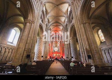 Durham, Regno Unito - 22 giugno 2024: L'interno decorato e a volta della Cattedrale di Durham mostra la sua storica architettura normanna e la grande navata, una famosa B Foto Stock