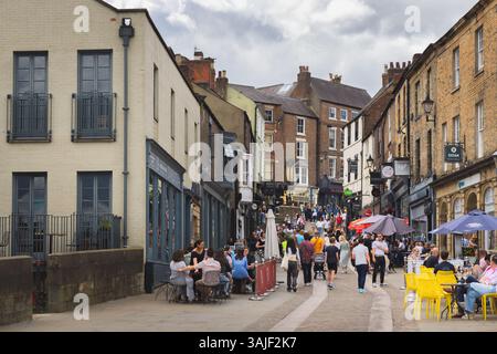 Durham, Regno Unito - 22 giugno 2024: Un vivace centro cittadino di Durham, animato da gente che si diverte a cenare all'aperto, architettura storica e una vivace a sociale Foto Stock
