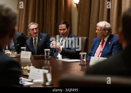 WASHINGTON DC, USA - 10 aprile 2025 - il presidente degli Stati Uniti Donald Trump tiene una riunione del Gabinetto, giovedì 10 aprile 2025, nella sala del Gabinetto del White Hou Foto Stock