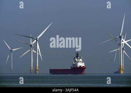 Fornire alla nave Atlantica Carrier alcune turbine del parco eolico offshore Scroby Sands, al largo della costa vicino a Great Yarmouth, Norfolk. Data foto: Venerdì 11 aprile 2025. Foto Stock