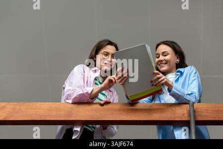 Due studentesse che studiano insieme, direttamente sotto la vista Foto Stock