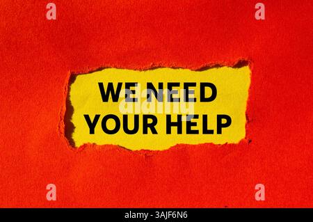 Abbiamo bisogno del tuo messaggio di aiuto scritto su un foglio rosso strappato su sfondo giallo. Concettuale abbiamo bisogno del tuo simbolo di aiuto. Copia spazio. Foto Stock