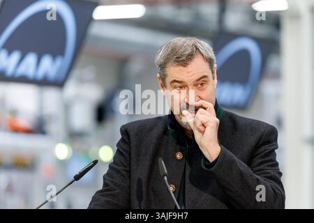 Norimberga, Germania. 11 aprile 2025. Markus Söder (CSU), Ministro Presidente della Baviera, parla presso lo stabilimento del costruttore di camion e autobus MAN all'inizio della produzione di batterie per motori elettrici. Dopo oltre 100 anni di costruzione di motori diesel, MAN sta iniziando la produzione di batterie per motori elettrici a Norimberga. Crediti: Daniel Karmann/dpa/Alamy Live News Foto Stock