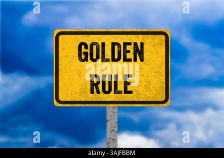 Messaggio della regola d'oro scritto su un cartello giallo di metallo. Simbolo della regola d'oro concettuale. Copia spazio. Foto Stock