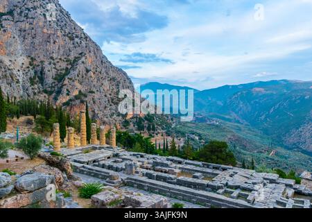 Vista serale panoramica del sito archeologico di Delfi nella Grecia centrale con il tempio di Apollo e la valle in lontananza Foto Stock