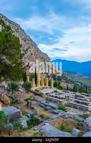 Vista serale panoramica del sito archeologico di Delfi nella Grecia centrale con le rovine del Santuario di Apollo Foto Stock