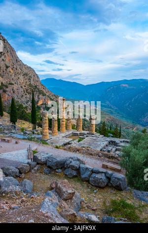 Vista serale panoramica del sito archeologico di Delfi nella Grecia centrale con le rovine del tempio Foto Stock
