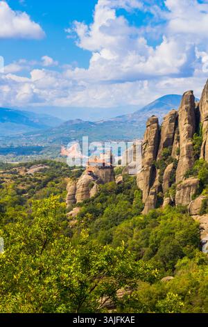Vista panoramica del Santo Monastero di San Nicola Anapafsas a Meteora con pilastri di arenaria e valle sottostante, Tessaglia, Grecia Foto Stock