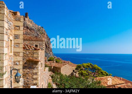 Vista panoramica del villaggio fortificato medievale di Monemvasia nella regione del Peloponneso, Grecia Foto Stock