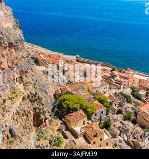Vista panoramica della città castello di Monemvasia nel Peloponneso sud-orientale, in Grecia, dal complesso cittadino superiore Foto Stock
