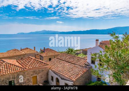 Vista panoramica della città castello di Monemvasia nel Peloponneso sud-orientale, Grecia Foto Stock