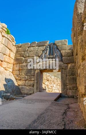 La famosa porta dei leoni, ingresso principale alla cittadella di Micene nel Peloponneso, in Grecia Foto Stock