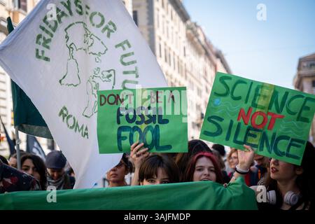 Roma, RM, Italia. 11 aprile 2025. Centinaia di studenti in sciopero scolastico si riuniscono a Roma per partecipare alla marcia climatica organizzata dal gruppo "Fridays for Future Rome" (Credit Image: © Marco di Gianvito/ZUMA Press Wire) SOLO USO EDITORIALE! Non per USO commerciale! Foto Stock