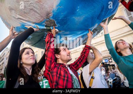 Roma, RM, Italia. 11 aprile 2025. Centinaia di studenti in sciopero scolastico si riuniscono a Roma per partecipare alla marcia climatica organizzata dal gruppo "Fridays for Future Rome" (Credit Image: © Marco di Gianvito/ZUMA Press Wire) SOLO USO EDITORIALE! Non per USO commerciale! Foto Stock