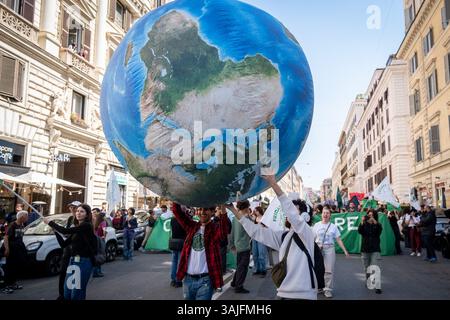 Roma, RM, Italia. 11 aprile 2025. Centinaia di studenti in sciopero scolastico si riuniscono a Roma per partecipare alla marcia climatica organizzata dal gruppo "Fridays for Future Rome" (Credit Image: © Marco di Gianvito/ZUMA Press Wire) SOLO USO EDITORIALE! Non per USO commerciale! Foto Stock