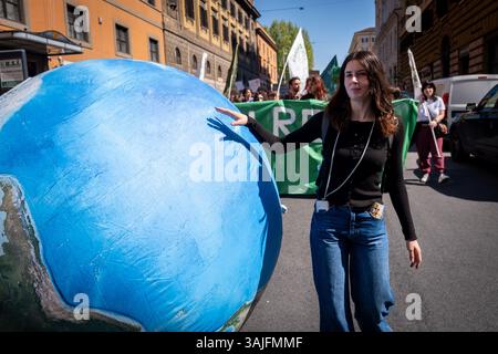 Roma, RM, Italia. 11 aprile 2025. Centinaia di studenti in sciopero scolastico si riuniscono a Roma per partecipare alla marcia climatica organizzata dal gruppo "Fridays for Future Rome" (Credit Image: © Marco di Gianvito/ZUMA Press Wire) SOLO USO EDITORIALE! Non per USO commerciale! Foto Stock