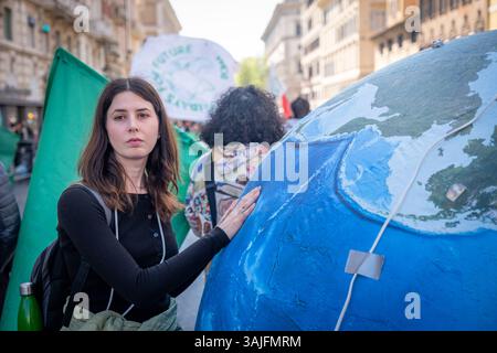 Roma, RM, Italia. 11 aprile 2025. Centinaia di studenti in sciopero scolastico si riuniscono a Roma per partecipare alla marcia climatica organizzata dal gruppo "Fridays for Future Rome" (Credit Image: © Marco di Gianvito/ZUMA Press Wire) SOLO USO EDITORIALE! Non per USO commerciale! Foto Stock