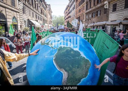Roma, RM, Italia. 11 aprile 2025. Centinaia di studenti in sciopero scolastico si riuniscono a Roma per partecipare alla marcia climatica organizzata dal gruppo "Fridays for Future Rome" (Credit Image: © Marco di Gianvito/ZUMA Press Wire) SOLO USO EDITORIALE! Non per USO commerciale! Foto Stock