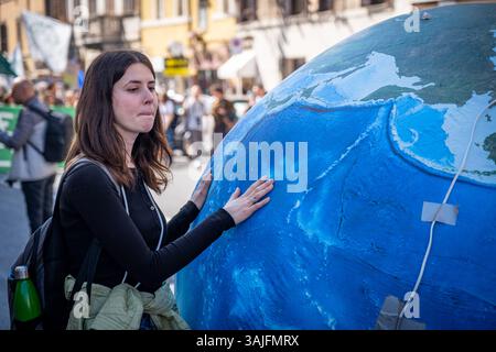 Roma, RM, Italia. 11 aprile 2025. Centinaia di studenti in sciopero scolastico si riuniscono a Roma per partecipare alla marcia climatica organizzata dal gruppo "Fridays for Future Rome" (Credit Image: © Marco di Gianvito/ZUMA Press Wire) SOLO USO EDITORIALE! Non per USO commerciale! Foto Stock