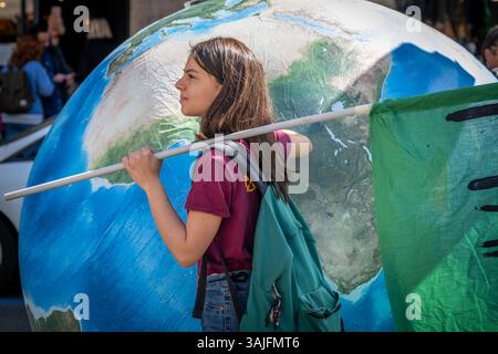 Roma, RM, Italia. 11 aprile 2025. Centinaia di studenti in sciopero scolastico si riuniscono a Roma per partecipare alla marcia climatica organizzata dal gruppo "Fridays for Future Rome" (Credit Image: © Marco di Gianvito/ZUMA Press Wire) SOLO USO EDITORIALE! Non per USO commerciale! Foto Stock