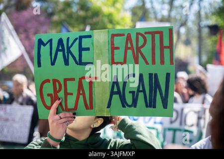 Roma, RM, Italia. 11 aprile 2025. Centinaia di studenti in sciopero scolastico si riuniscono a Roma per partecipare alla marcia climatica organizzata dal gruppo "Fridays for Future Rome" (Credit Image: © Marco di Gianvito/ZUMA Press Wire) SOLO USO EDITORIALE! Non per USO commerciale! Foto Stock