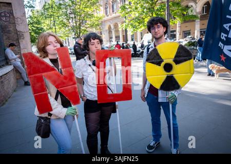 Roma, RM, Italia. 11 aprile 2025. Centinaia di studenti in sciopero scolastico si riuniscono a Roma per partecipare alla marcia climatica organizzata dal gruppo "Fridays for Future Rome" (Credit Image: © Marco di Gianvito/ZUMA Press Wire) SOLO USO EDITORIALE! Non per USO commerciale! Foto Stock
