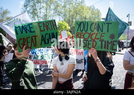 Roma, RM, Italia. 11 aprile 2025. Centinaia di studenti in sciopero scolastico si riuniscono a Roma per partecipare alla marcia climatica organizzata dal gruppo "Fridays for Future Rome" (Credit Image: © Marco di Gianvito/ZUMA Press Wire) SOLO USO EDITORIALE! Non per USO commerciale! Foto Stock