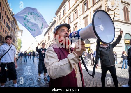 Roma, RM, Italia. 11 aprile 2025. Centinaia di studenti in sciopero scolastico si riuniscono a Roma per partecipare alla marcia climatica organizzata dal gruppo "Fridays for Future Rome" (Credit Image: © Marco di Gianvito/ZUMA Press Wire) SOLO USO EDITORIALE! Non per USO commerciale! Foto Stock